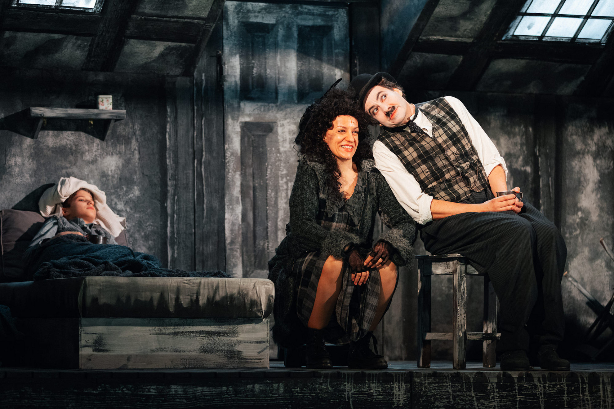 Fotó: Facebook/ Magyar Színház Felködlik egy szerelem reménye is - Gyetvai Martin ( Jackie), Lőrincz Nikol (Madame Foyer) és Szemenyei János ( Charlie Chaplin)