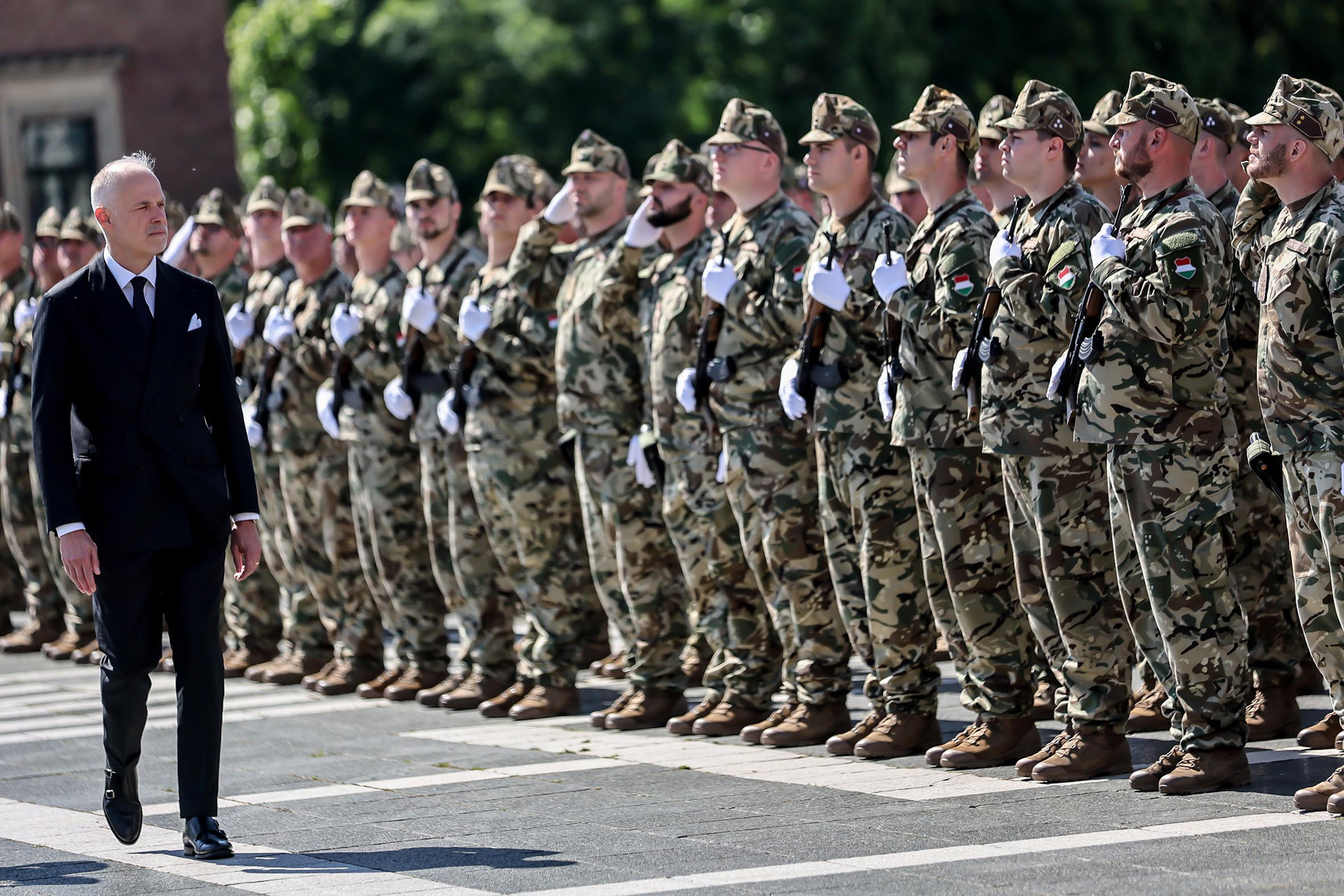 Fotó: MH/Balogh Dávid Szalay-Bobrovniczky Kristóf honvédelmi miniszter jelenlétében tette le az ünnepélyes esküt 1200 területvédelmi tartalékos katona a Hősök terén. Soha ekkora létszámú katonai eskütétel még nem volt