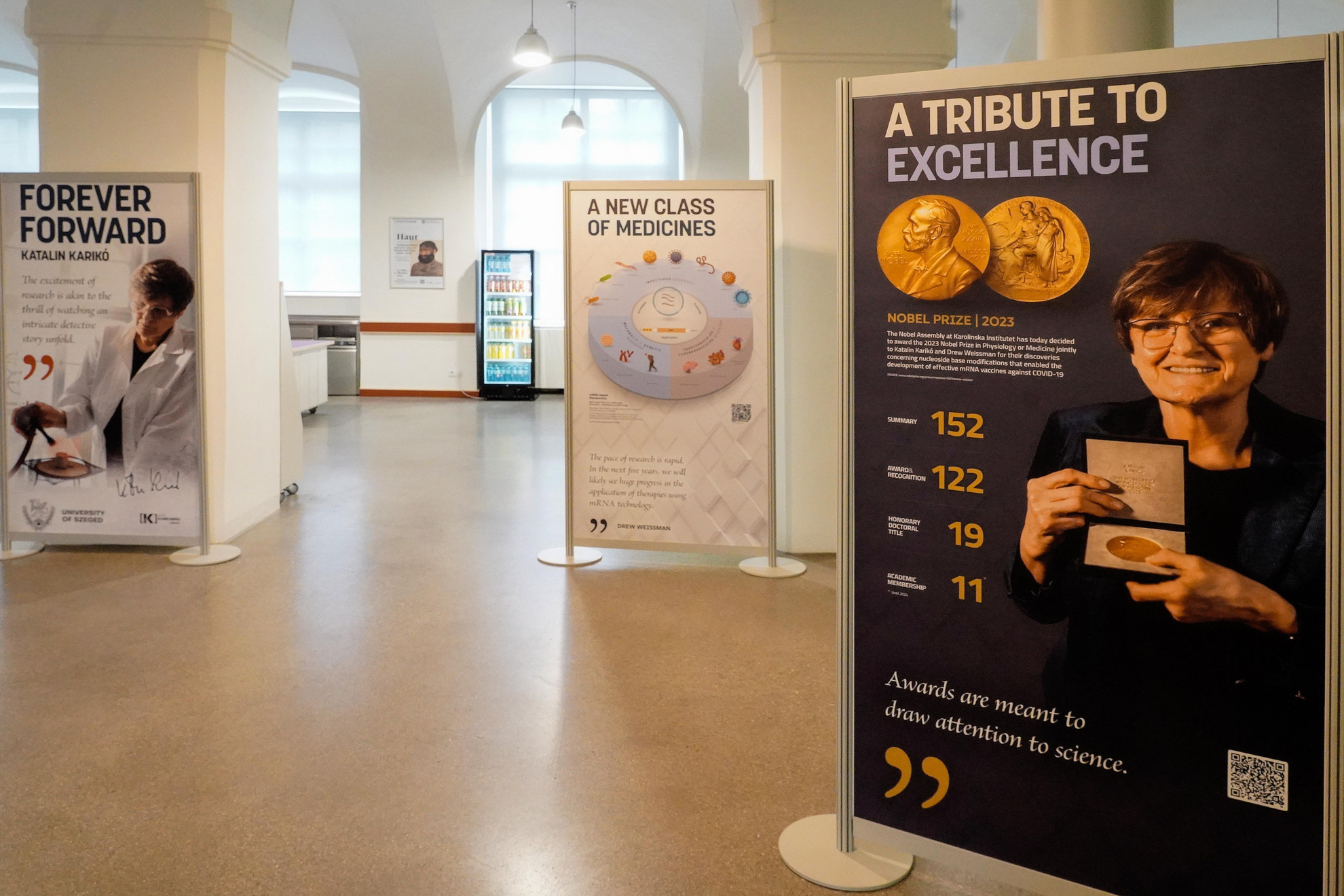 A Karikó Katalin Nobel-díjas biokémikus, a Szegedi Tudományegyetem (SZTE) professzora életéről és kutatásairól szóló, Forever Forward (Örökké előre) című kiállítás részlete a Josephinumban, a Bécsi Orvostörténeti Múzeumban a megnyitó napján, 2025. május 19-én