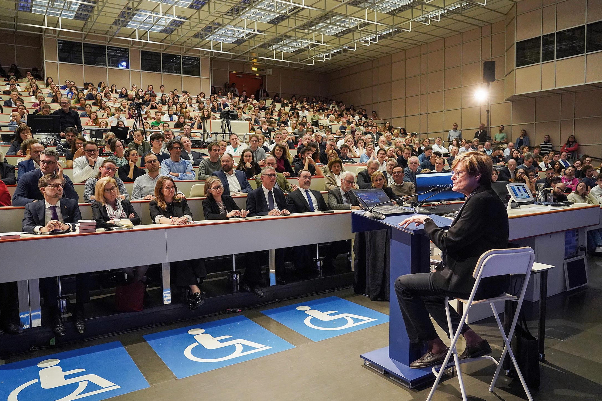 Karikó Katalin Nobel-díjas biokémikus Az mRNS-terápia jövője címmel előadást tart a Bécsi Általános Kórház és Egyetemi Oktató Kórház előadótermében, ahol a Bécsi Orvostudományi Egyetem díszdoktori címével és Semmelweis-érmével tüntették ki 2025. május 19-én
