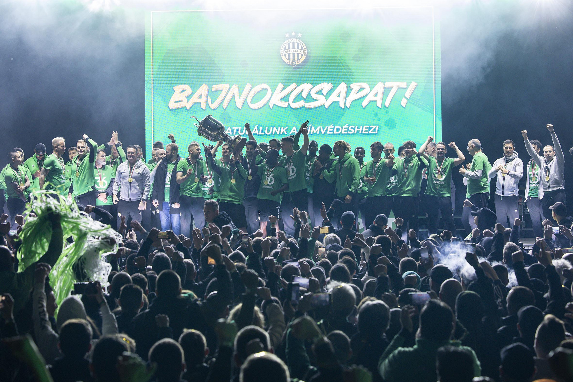 A bajnok Ferencváros labdarúgói a trófeával ünnepelnek csapatuk éremátadási ünnepségén a Groupama Arénánál 2025. május 25-én. A Ferencváros sorozatban a hetedik, összességében pedig a 36. bajnoki címét szerezte meg