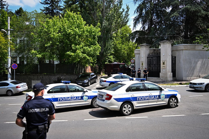 Rendőrökre lőttek a migránsok