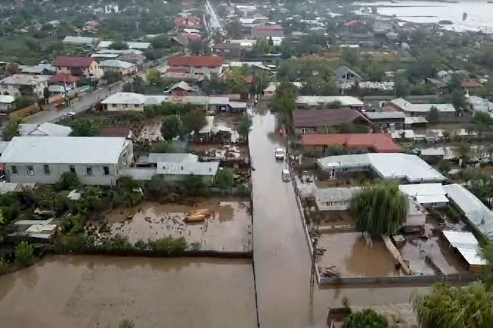 Fotó: AFP/STR/Romanian Inspectorate for Emergency Situations A Magyar Máltai Szeretetszolgálat segélyszállítmánya útnak indult Erdélybe