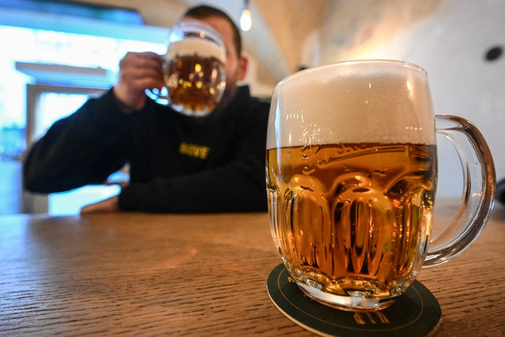 Fotó: AFP/Michal Cizek Egy új tanulmány szerint a sör rákot és meddőséget okoz