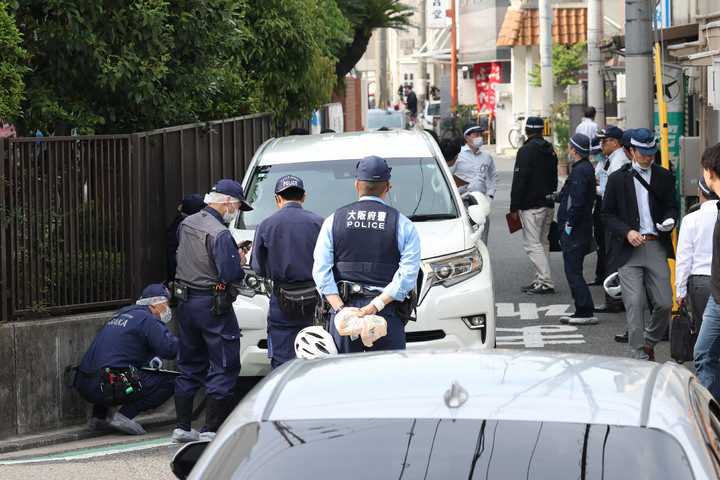 Japánban autóval hajtott iskolások egy csoportjába egy férfi