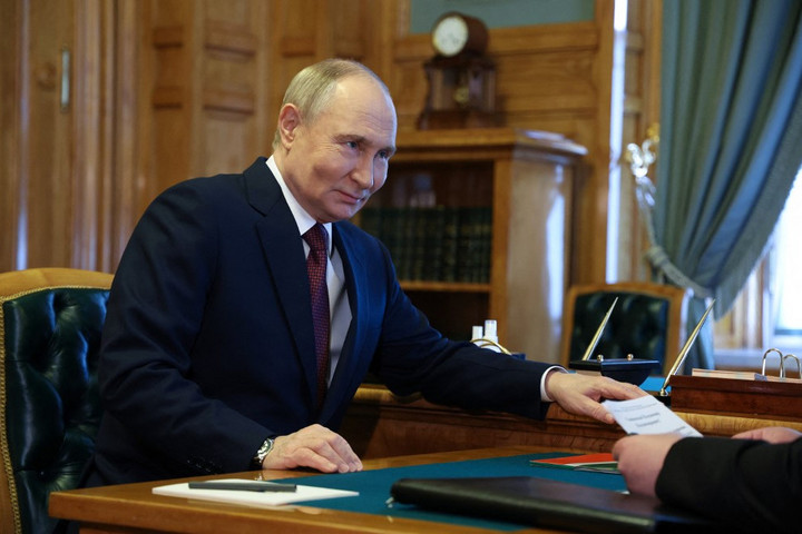 Fotó: AFP/Pool/Alexander Kazakov Életbe lépett a Vlagyimir Putyin által javasolt 72 órás tűzszünet