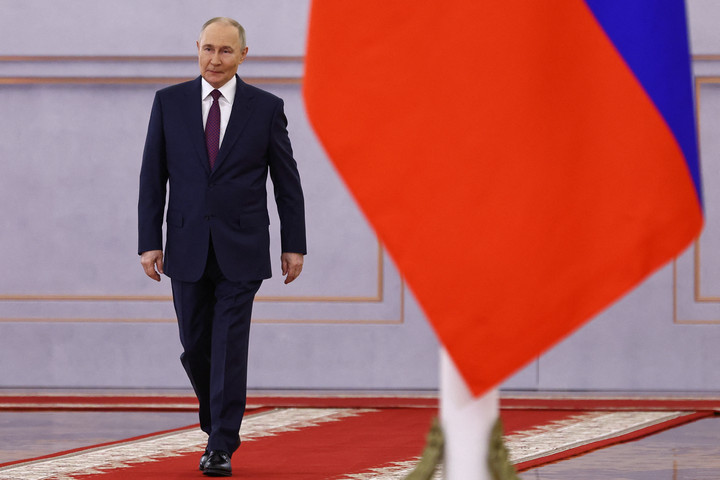 Fotó: AFP/Pool/Evgenia Novozhenina RENDKÍVÜLI: Putyin közvetlen tárgyalásokat ajánlott Kijevnek, de tűzszünetet nem