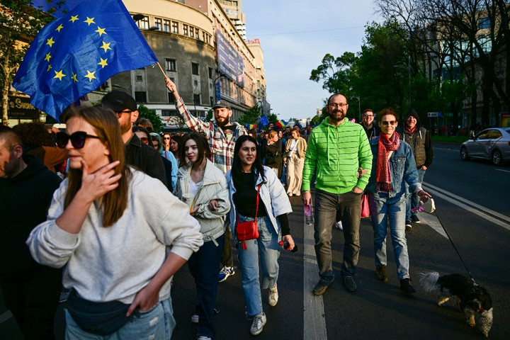 Fotó: AFP/Daniel Mihalescu Nicusor Dant támogató tüntetők vonultak utcára Bukarestben