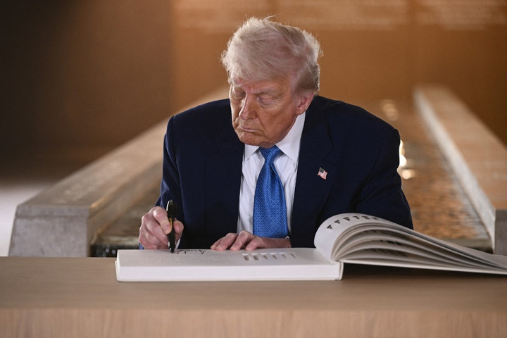 Fotó: AFP/Brendan Smialowski Fontos jogszabályt írt alá Trump