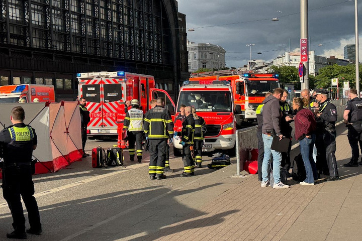 Fotó: AFP/NEWS5/René Schröder Egy nő embereket késelt meg a hamburgi pályaudvaron