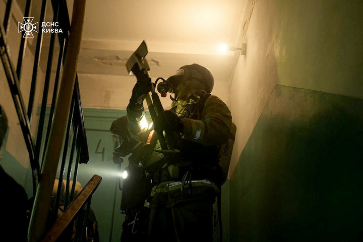 Fotó: AFP/Ukrainian State Emergency Service Press Service/Handout „A legsúlyosabb kombinált támadás Kijev ellen”
