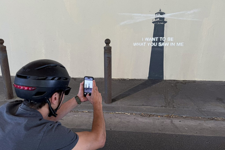 Ezúttal egy világítótornyot pingált Banksy