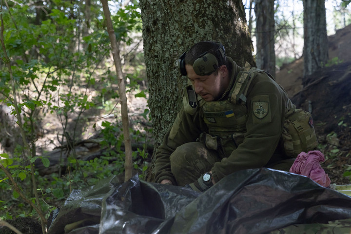Fotó: AFP/NurPhoto/Yevhen Titov Egy ukrán katona elmagyarázta, miért segítettek az ukrán katonák az orosz ejtőernyősöknek