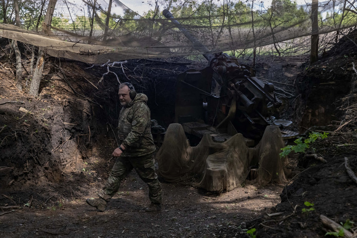 Fotó: NurPhoto via AFP/Yevhen Titov Az ukrán katona tévedésből az orosz támadó repülőgépre ment cigarettáért
