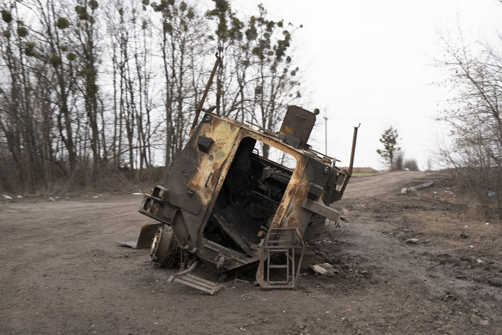 Fotó: AFP/Hans Lucas/Philippe de Poulpiquet Tank alá bújt – túlélte