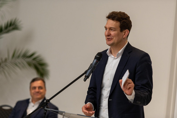 Több ezer diákot segítenek a Tanítsunk Magyarországért Programban
