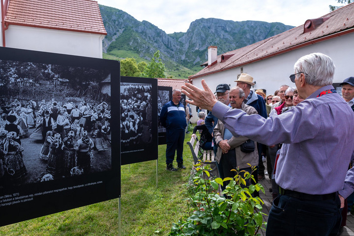 Fotó: MTI/Kiss Gábor Korniss Péter tárlatával idézték fel a táncházmozgalom kezdeteit Torockón