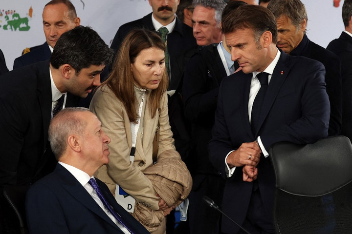 Fotó: AFP/Anadolu/Murat Cetinmuhur/TUR Presidency Erdoğan rejtélyes mozdulata hozta zavarba Macront + VIDEÓ