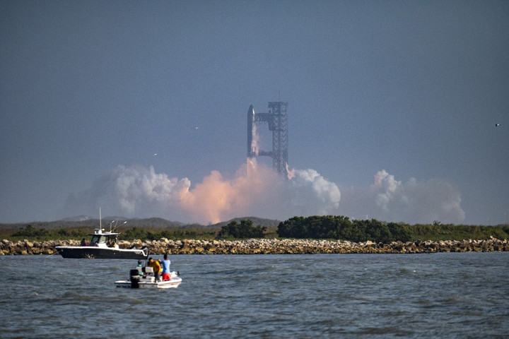 Fotó: AFP/Sergio Flores Felrobbant Musk Starship nevű űrhajója