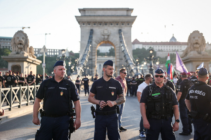 Tüntetők miatt lezárták a Lánchidat + GALÉRIA