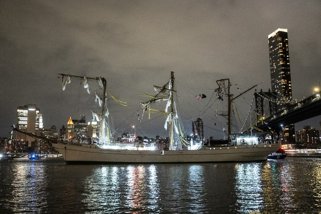 Döbbenet az East River partján