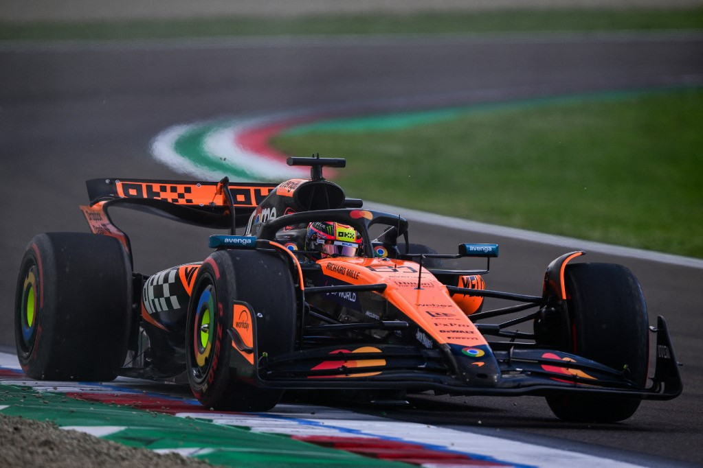 McLaren szendvicsben Verstappen Kép
