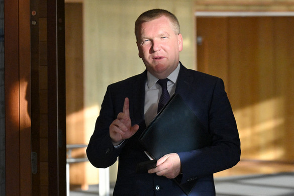 Rettenetesen aggódik Magyarországért az uniós biztos