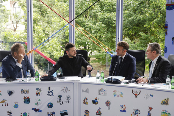 Macron azzal vádolja Putyint, hogy megpróbál „időt nyerni”