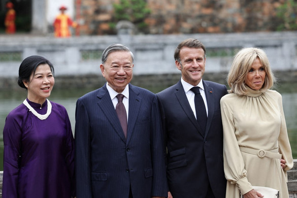 Macron feleségének pofonja az elnök javára válhat + VIDEÓ