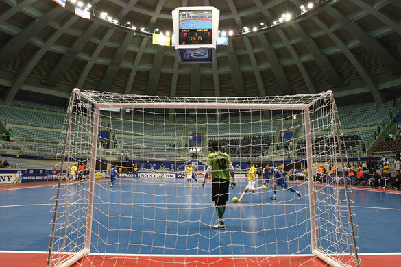 Fotó: AFP/Vanderlei Almeida Az edző berohant a pályára, és megütötte az ellenfél egyik játékosát