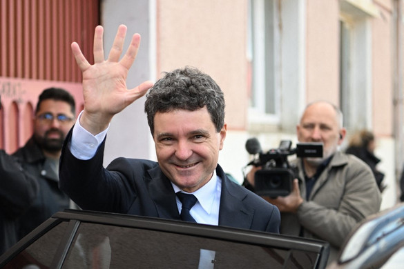 Exit poll: Nicușor Dan 54, George Simion 45 százalékon áll az államfőválasztási harcban