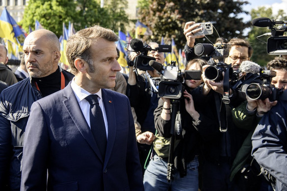 Macron még mindig a feltéteket diktálná
