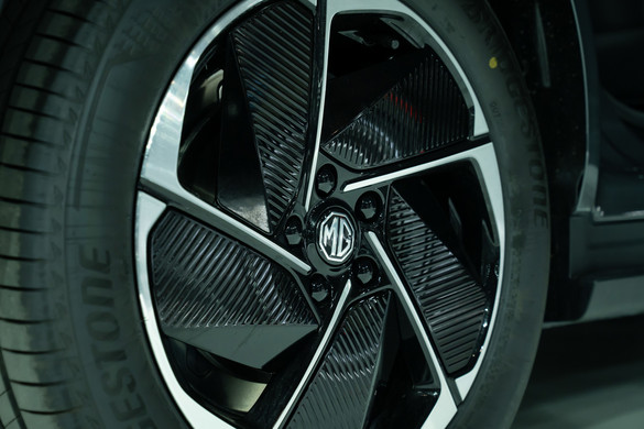 Miért feketék az autógumik, ha a gumi természetesen fehér?