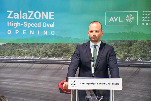 Átadták a ZalaZONE nagy sebességű oválpályáját