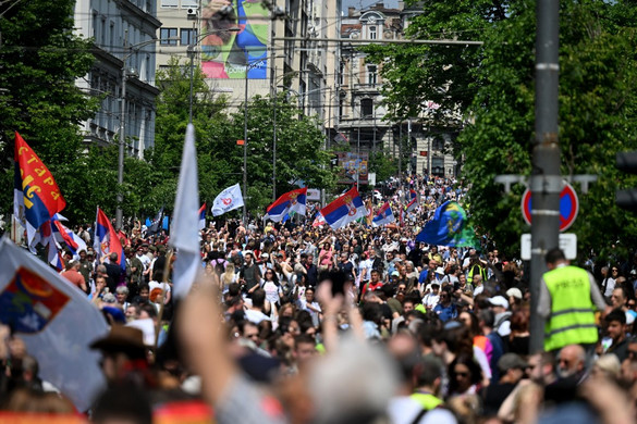 Több ezren tiltakoztak a szerb kormány épülete előtt