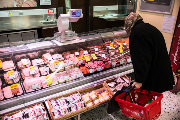 Többmilliárdos kárt okoznak évente Magyarországon a hamisított élelmiszerek és italok