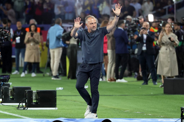 Hansi Flick a Barcelona kispadján marad