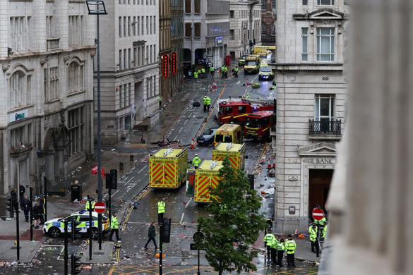 Liverpool: autó hajtott a bajnoki győzelmet ünneplő tömegbe + VIDEÓ
