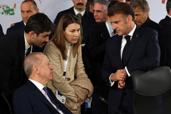 Erdoğan rejtélyes mozdulata hozta zavarba Macront + VIDEÓ
