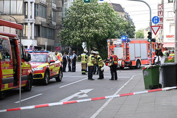 Emberek egy csoportjába hajtott egy gépkocsi Stuttgartban