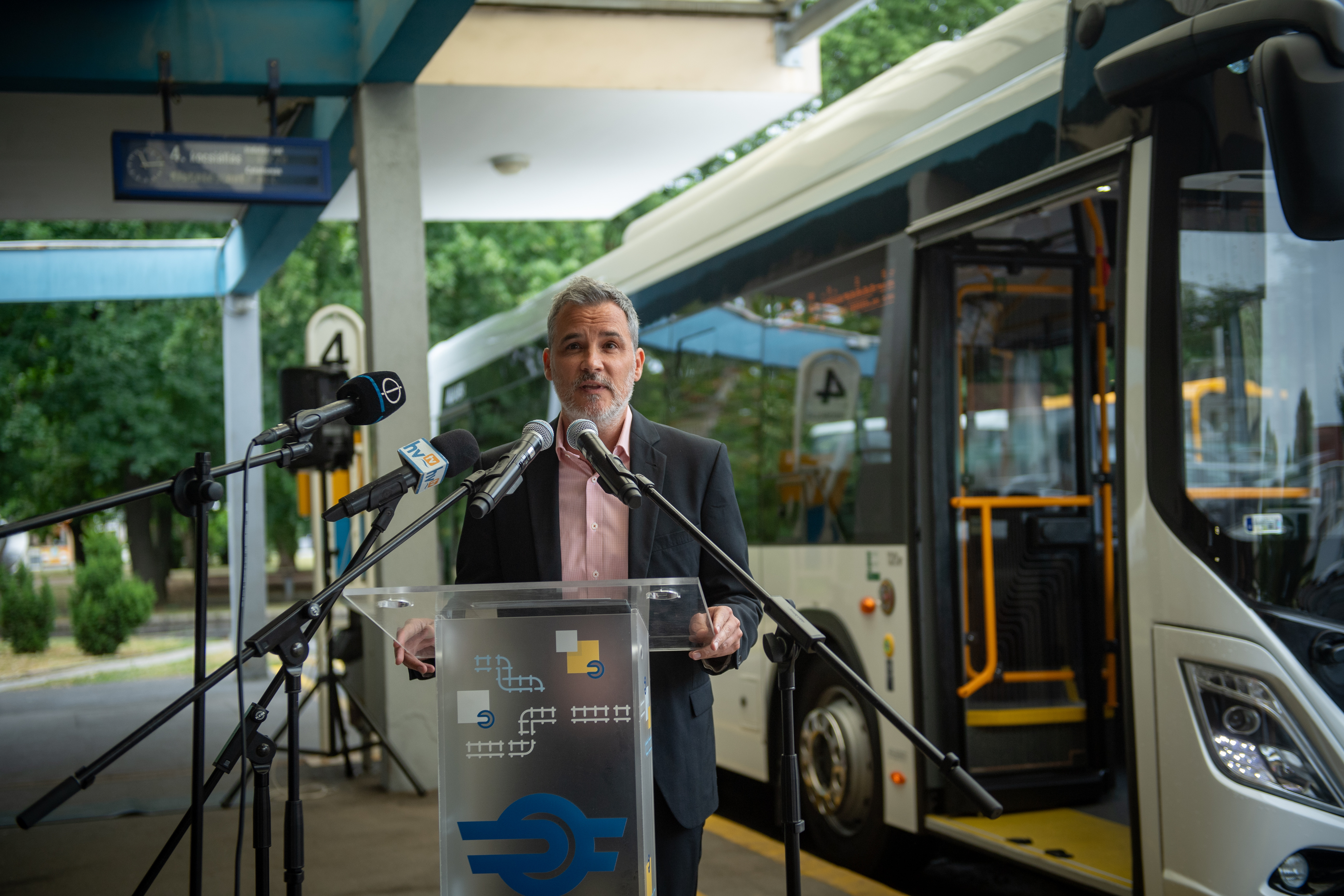 Elektromos Ikarus busz átadása Hajdúszoboszlón
