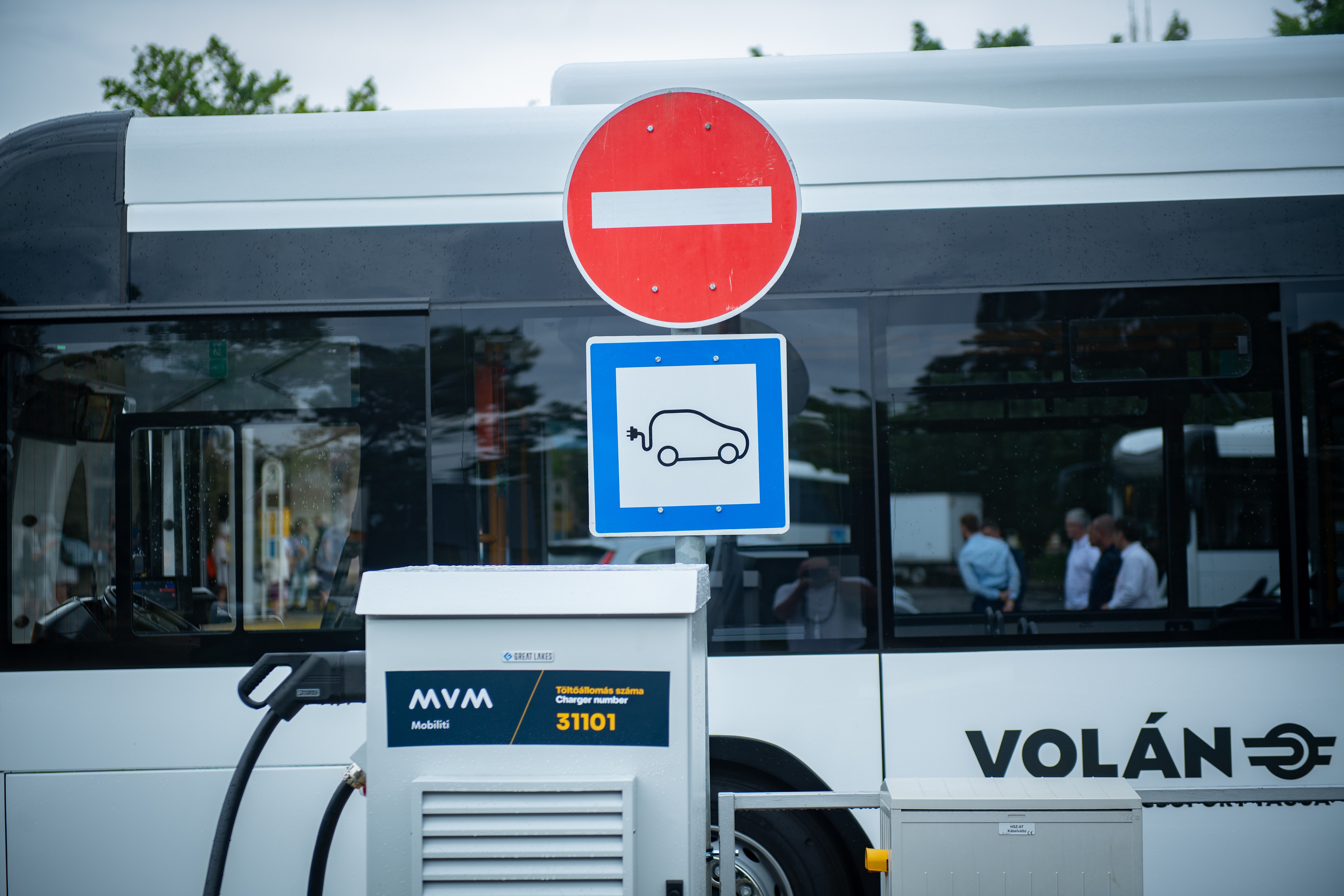Elektromos Ikarus busz átadása Hajdúszoboszlón