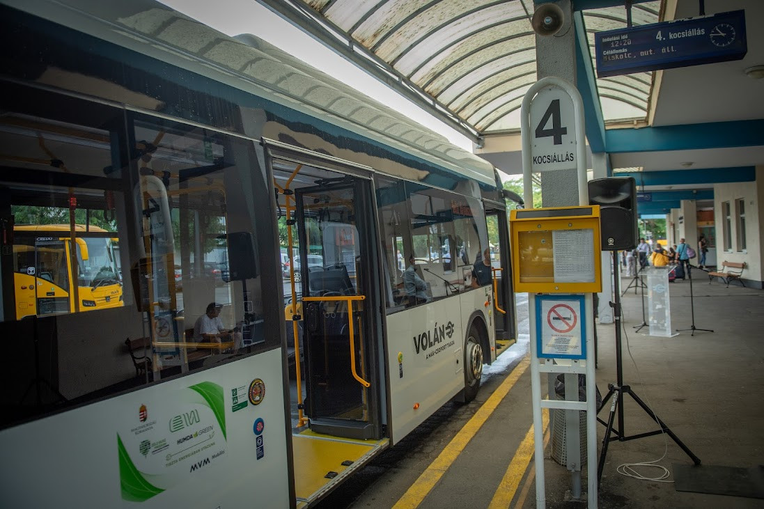 Elektromos Ikarus busz átadása Hajdúszoboszlón