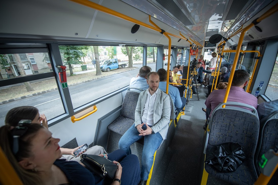 Elektromos Ikarus busz átadása Hajdúszoboszlón
