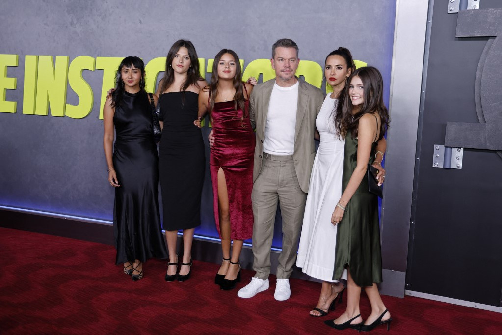 Fotó: John Lamparski / AFP A Damon család. (LR) Alexia Barroso, Isabella Damon, Gia Damon, Matt Damon, felesége, Luciana Barroso és Stella Damon részt vesznek az Apple Original Films The Instigators című filmjének premierjén a New York-i Jazz at Lincoln Centerben, 2024. július 31-én.