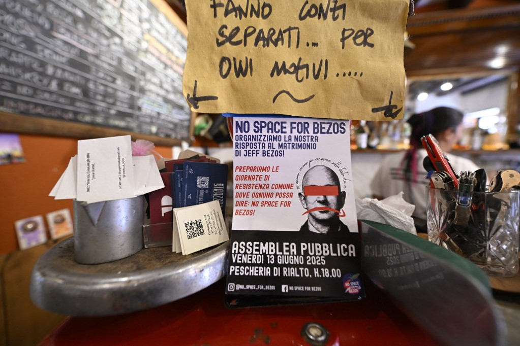 A plakát önmagáért beszél, No space for Bezos, azaz Nincs hely Bezosnak!
