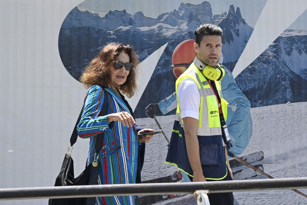 Diane Von Fürstenberg (b) divattervező az elsők között érkezett a velencei Marco Polo repülőtérre, hogy részt vegyen Jeff Bezos Amazon-mágnás és Lauren Sanchez háromnapos esküvői partijára, annak ellenére, hogy a felbőszült helyiek szerint az UNESCO városa nem a milliárdosok játszótere