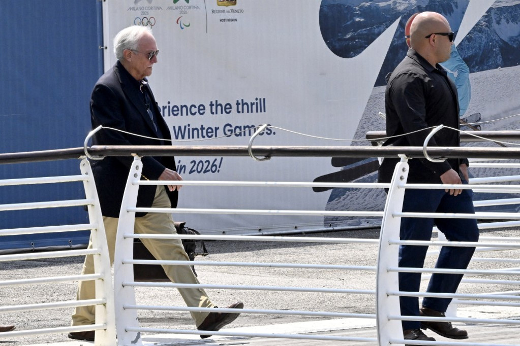 Miguel Bezos (b), Jeff Bezos nevelőapja is megérkezett az évszázad esküvőjére