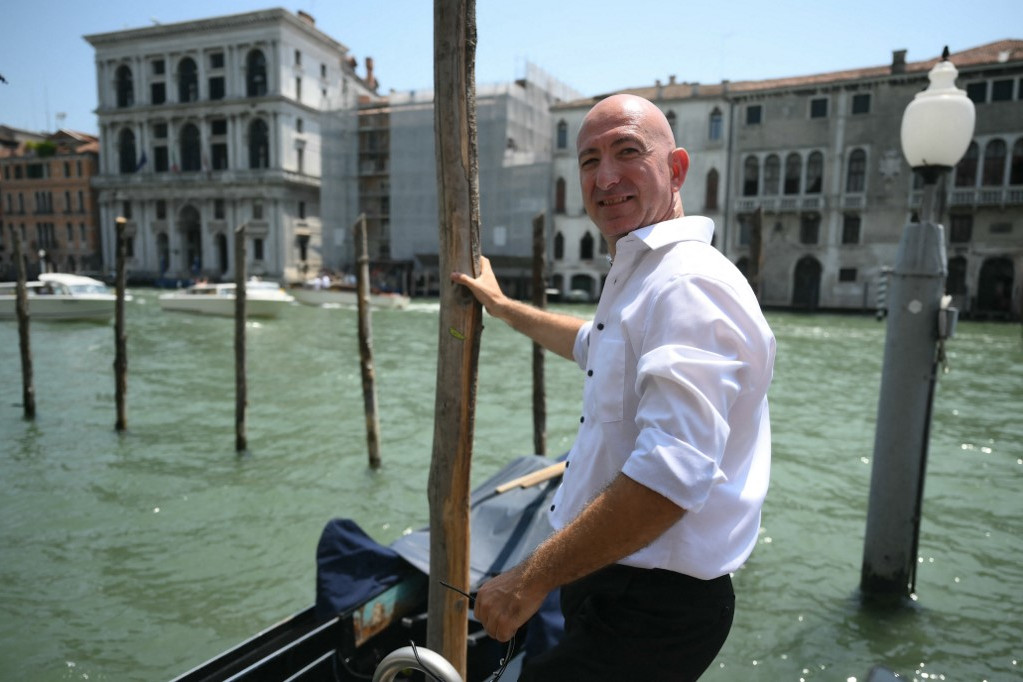 A német Cagdas Halicilar, Jeff Bezos profi hasonmása Velencében Jeff Bezos esküvője előtt 2025. június 26-án.