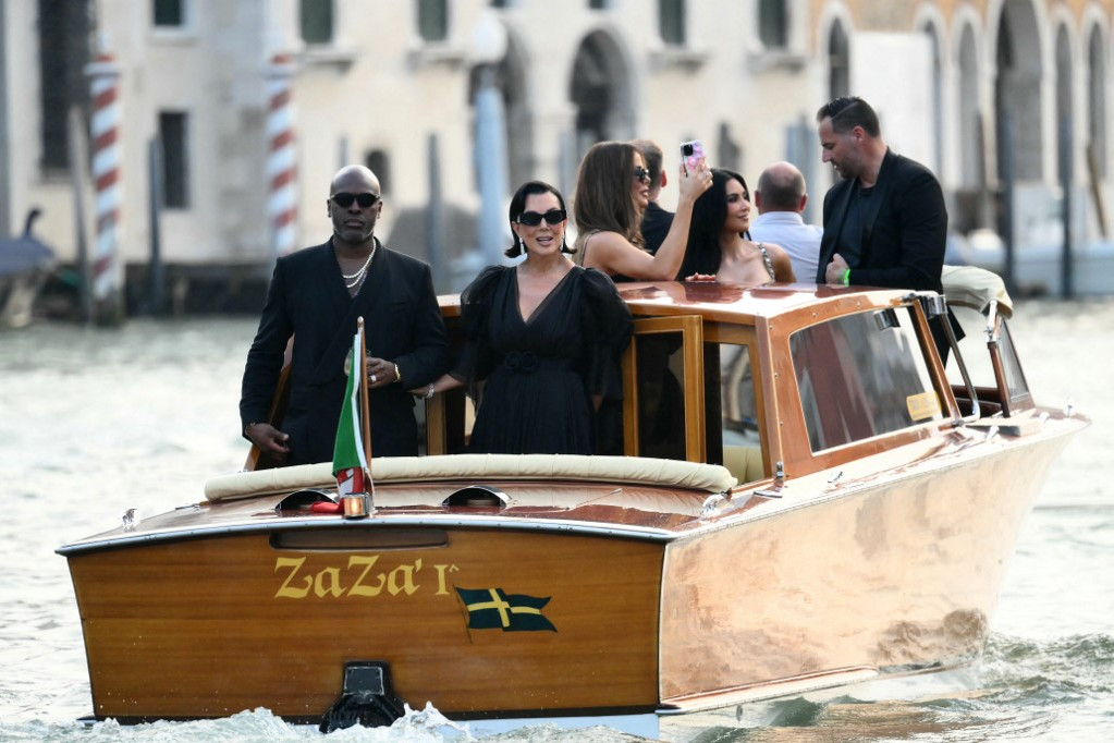 Behajózott a csapat, (balról) Corey Gamble, Kris Jenner, Khloe Kardashian és Kim Kardashian